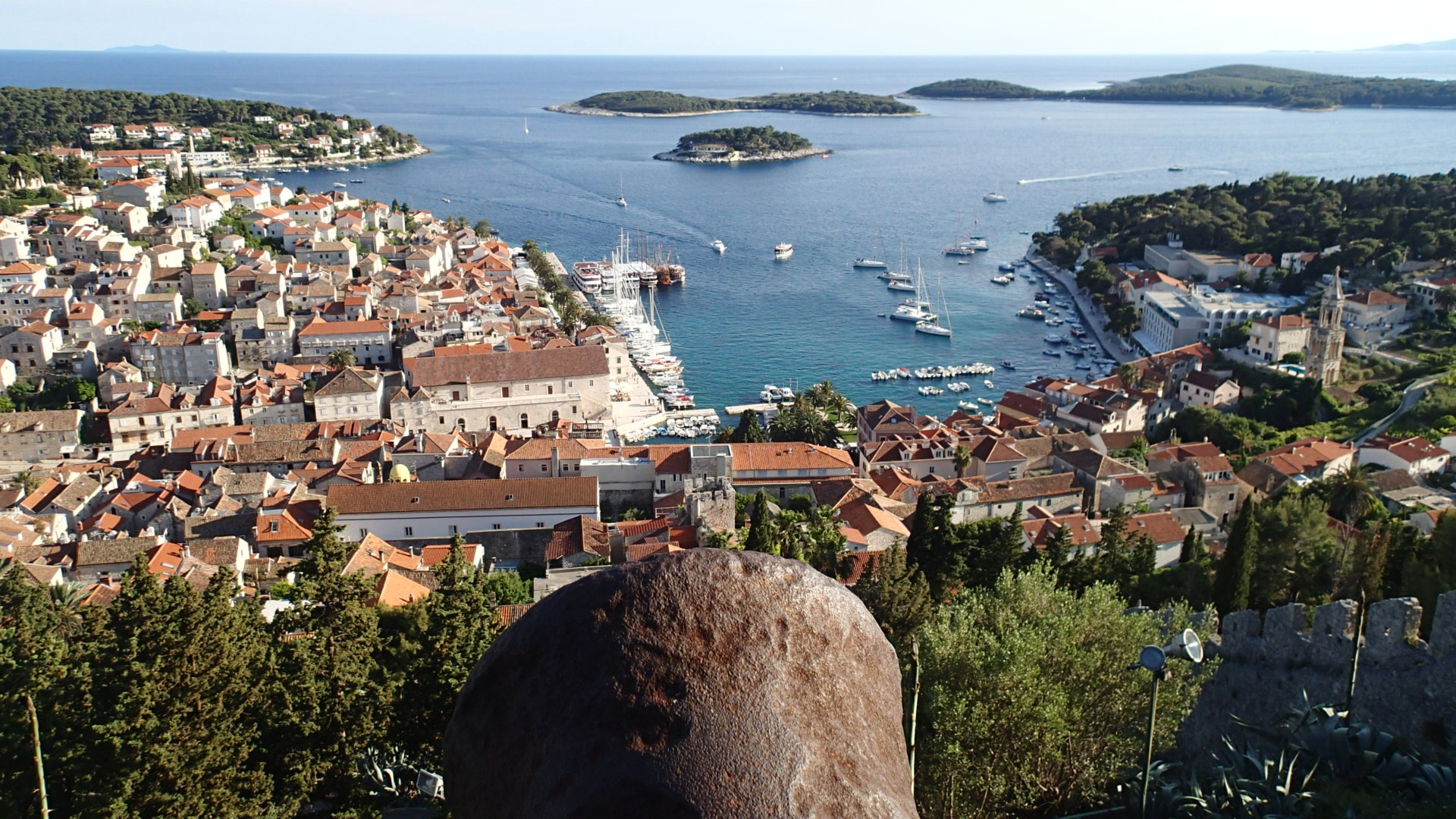 Panorama portu i starego miasta Hvar